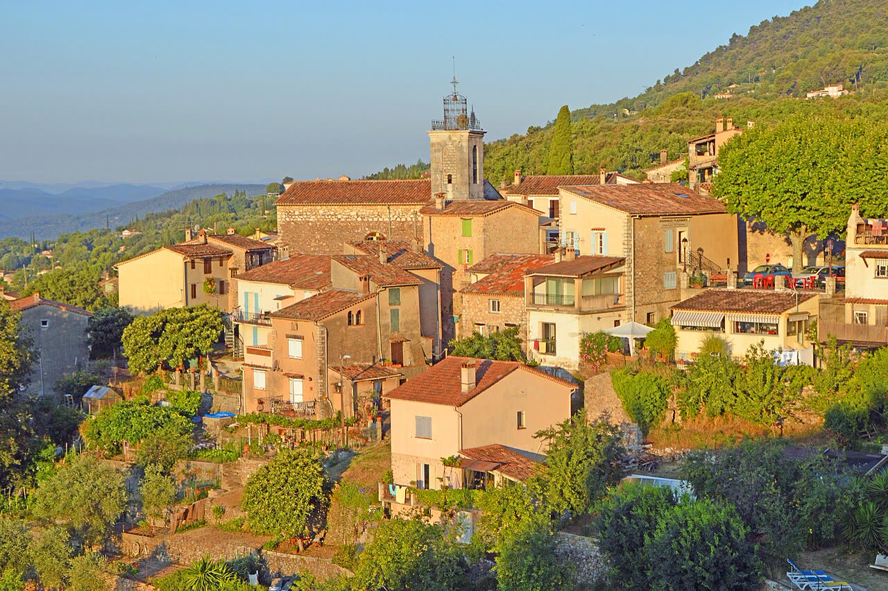 Spéracèdes at sunrise, with the church in the middle