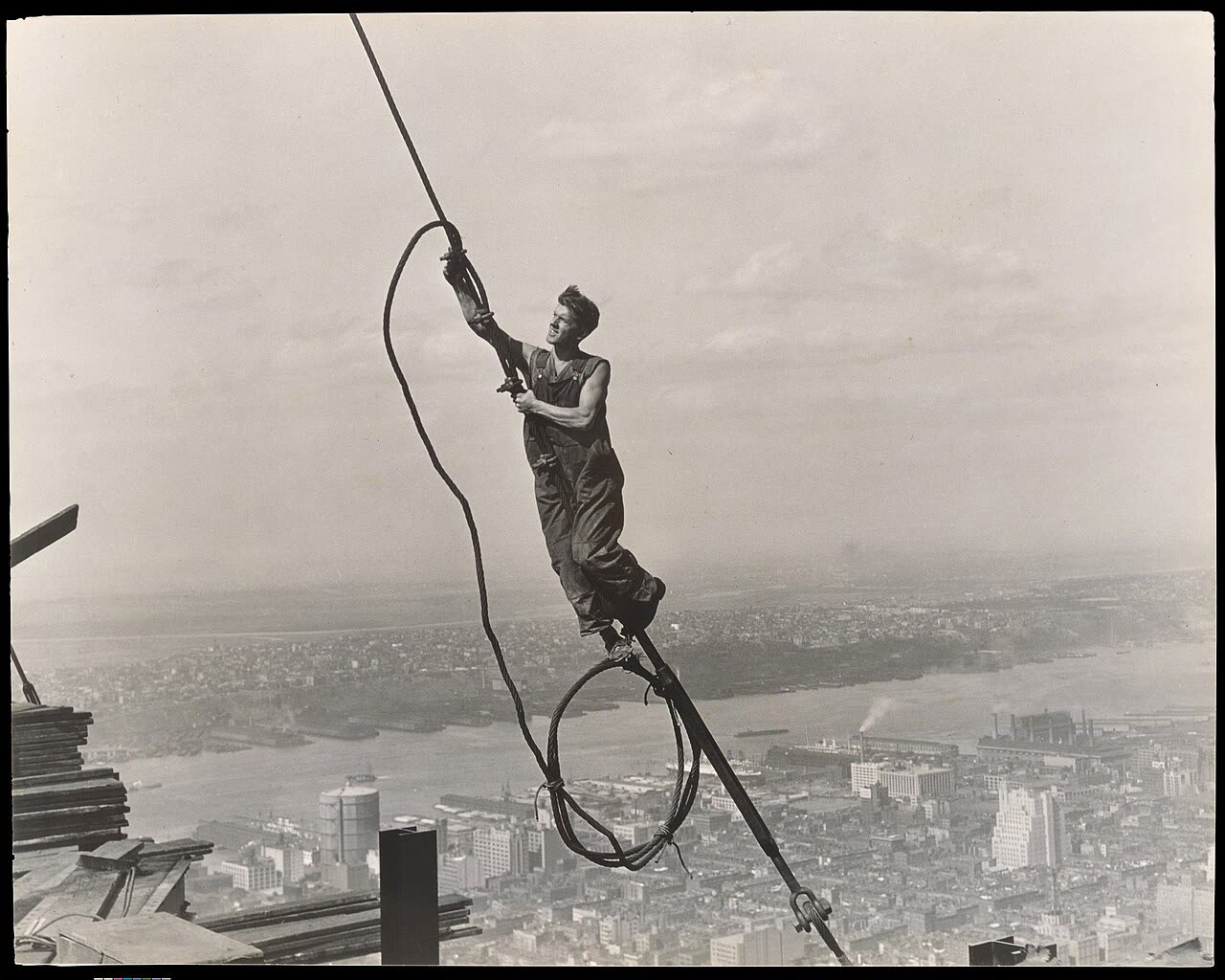 Монтажник на стройке небоскрёба, 1930. Фото Льюиса Хайна