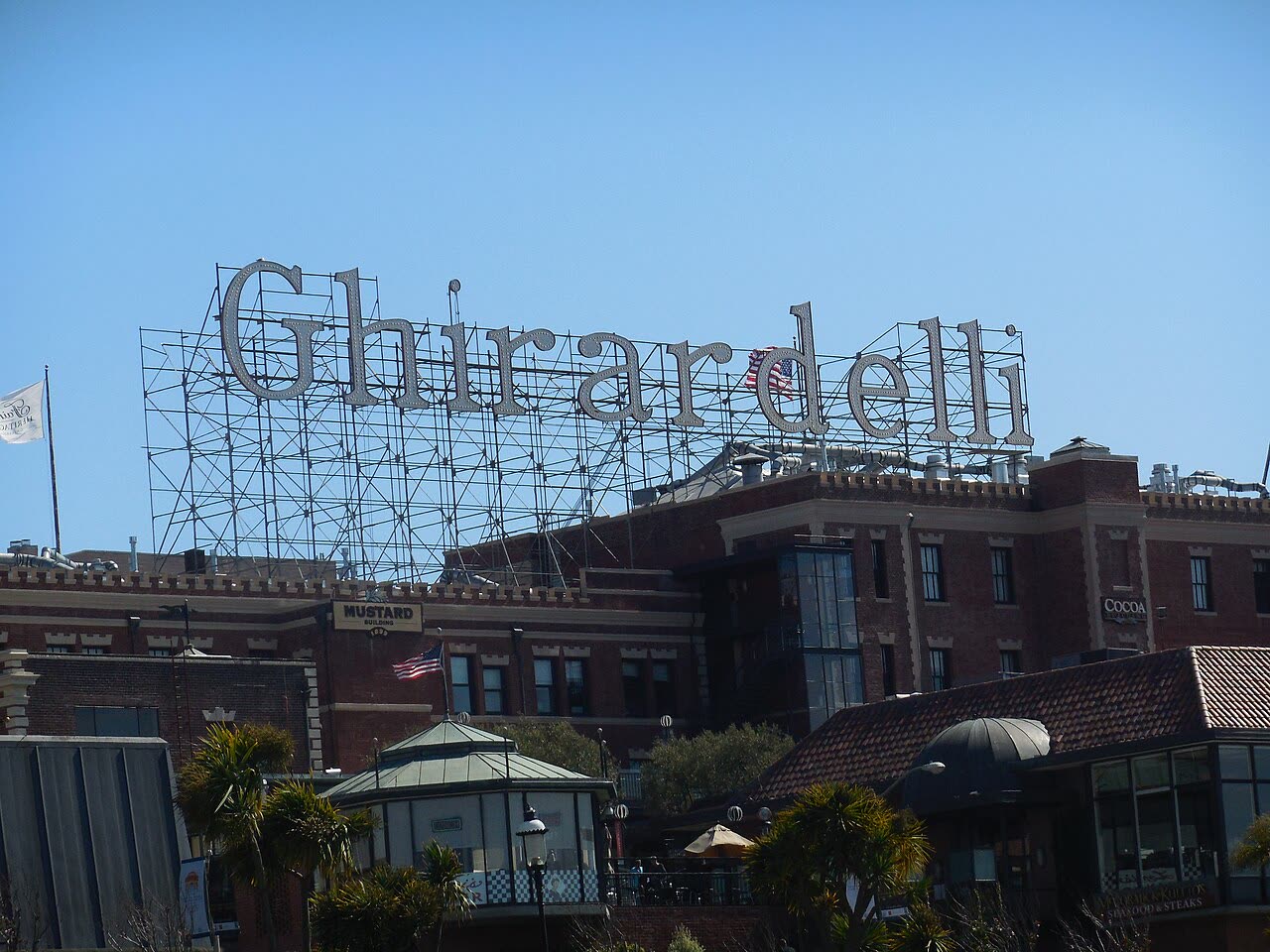 Надпись «Ghirardelli» над площадью